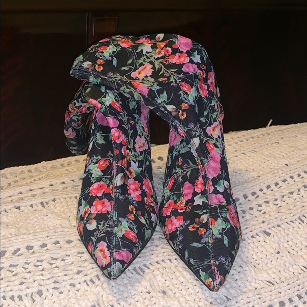 STEVE MADDEN LOMBARD FLORAL POINTED TOE SOCK BOOT!